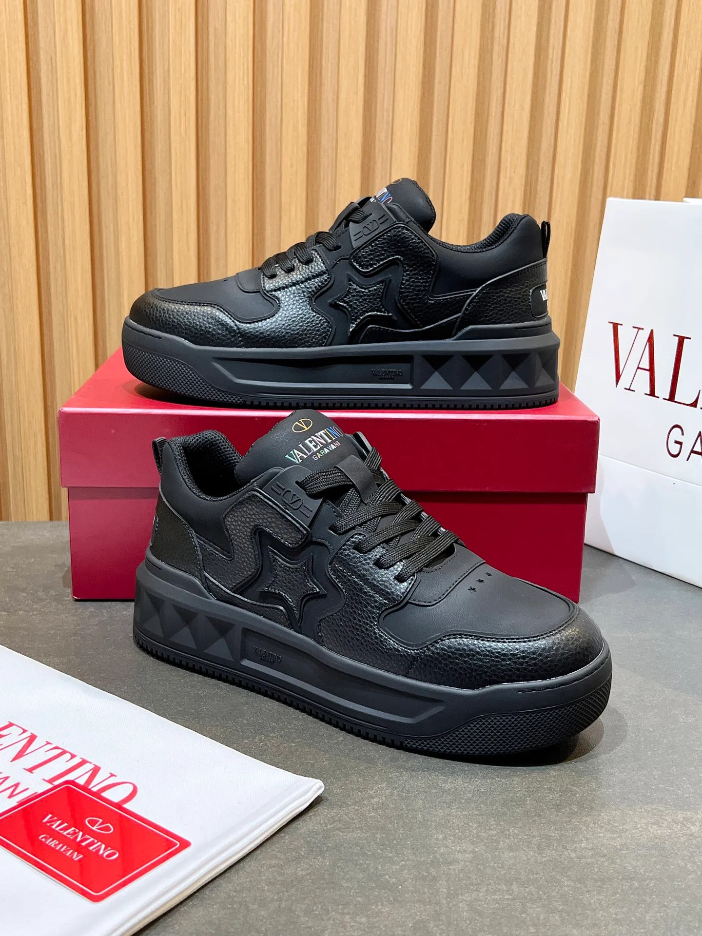 👟👟Ex-factory price 660👟👟 𝑽𝒂𝒍𝒆𝒏𝒕𝒊𝒏𝒐Valentino 𝑶𝒏𝒆𝑺𝒕𝒖𝒅 Couple casual sports shoes series Valentino 2024 new couple sports shoes are on sale. The original ZP was purchased and dismantled. Repeated pattern making and modification. I tried my best to restore it one to one! Top luxury masterpiece Signature five-pointed star design Soft and comfortable genuine leather with contrasting colors brings excellent and elegant texture and excellent on-foot comfort Top purchasing version upper: imported calfskin surface/original oil edge craftsmanship Outsole: original development 𝐓𝐏𝐔 two-color combination outsole Packaging: original configuration complete package Code number: 34-𝟒𝟓